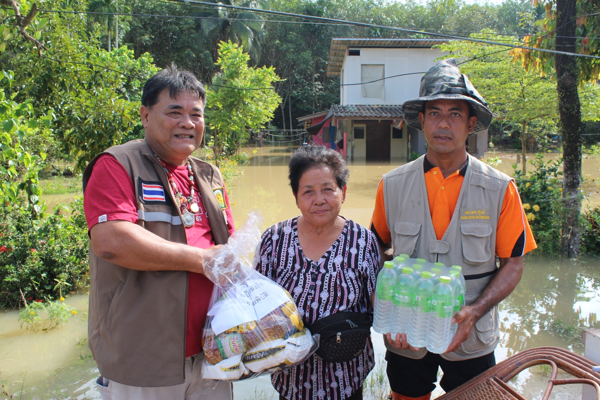 อบต.พ่วงพรมคร นำโดยนายพยูน นุ่นชูคัน นายกอบต.แจกจ่ายถุงยังชีพให้แก่ประชาชนที่เดือดร้อน จากสถานการณ์ฝนตกหนัก ทำให้มีน้ำท่วมขังเส้นทาง และที่อยู่อาศัย